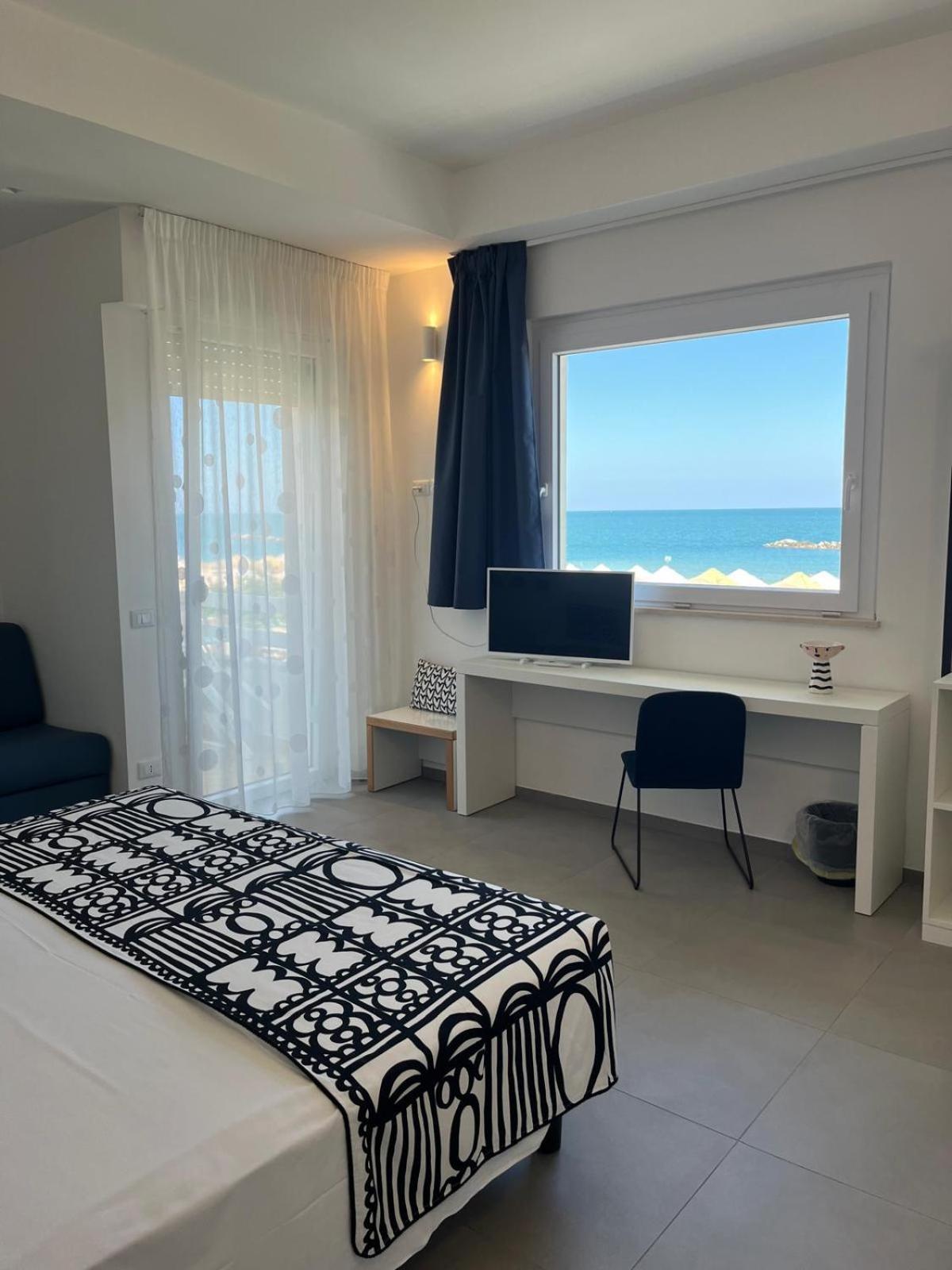 Albergo Punta De L'Est Francavilla Al Mare Exteriör bild